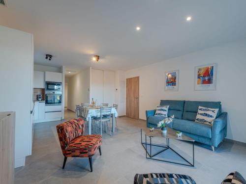 un salon avec un canapé bleu et une table dans l'établissement Apartment Les Hauts de Collioure-2 by Interhome, à Collioure