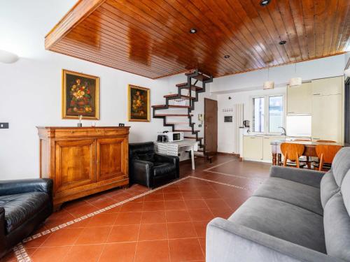 Una sala de estar con un sofá y una escalera. en Holiday Home City Home by Interhome, en San Remo