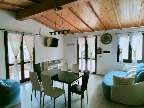 un salon avec une table et un canapé dans l'établissement Villa Doxina by Interhome, à Solanas