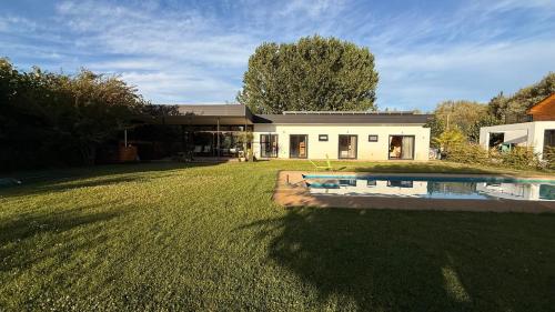 a house with a pool in front of a yard at Casa independiente Quillón in Chillancito