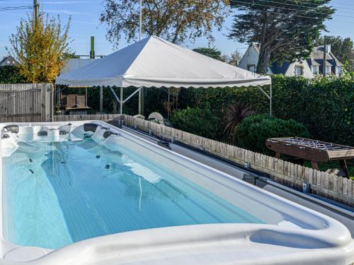- une grande piscine avec tente dans la cour dans l'établissement Apartment Otello 2 - L'Ibis blanc by Interhome, à Carnac