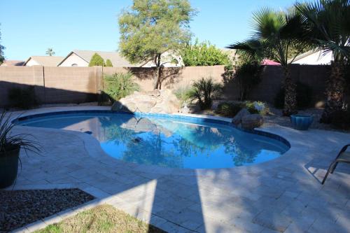 une piscine dans une cour avec un patio dans l'établissement Serene Escape and Modern Comfort Pool Heater BBQ, à Sun Lakes