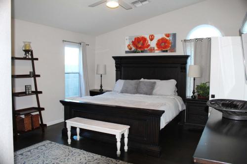 une chambre avec un grand lit avec une tête de lit en bois dans l'établissement Serene Escape and Modern Comfort Pool Heater BBQ, à Sun Lakes