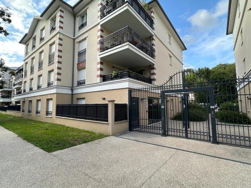 un bâtiment avec une porte devant lui dans l'établissement Appart Delphine Montevrain, à Montévrain