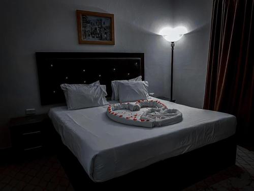 Una cama o camas en una habitación de Plaza View Hostel