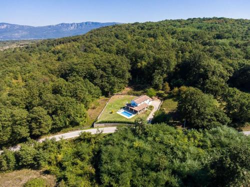 eine Luftaufnahme eines Hauses mitten in einem Wald in der Unterkunft Holiday Home Villa Portobello Green by Interhome in Labin