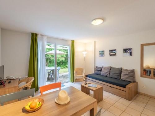 un salon avec un canapé et une table dans l'établissement Holiday Home Cottage Privilège-2 by Interhome, à Saumur