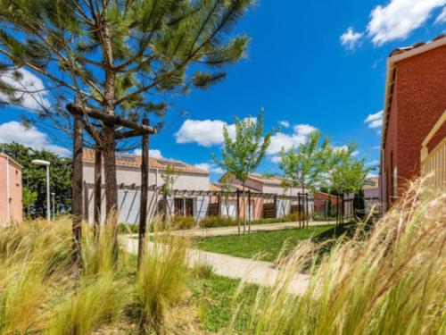 une cour d'école avec de l'herbe haute et un arbre dans l'établissement Holiday Home Le Domaine de Bacchus-5 by Interhome, à Saint-Christol