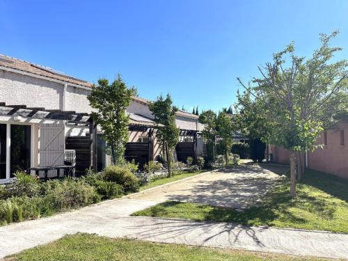 une maison avec un chemin devant elle dans l'établissement Holiday Home Le Domaine de Bacchus-4 by Interhome, à Saint-Christol