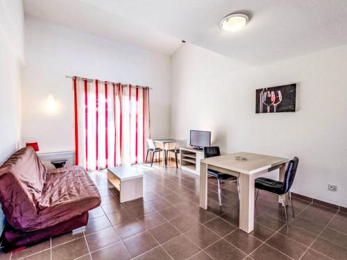 un salon avec un canapé et une table dans l'établissement Holiday Home Le Domaine de Bacchus-4 by Interhome, à Saint-Christol