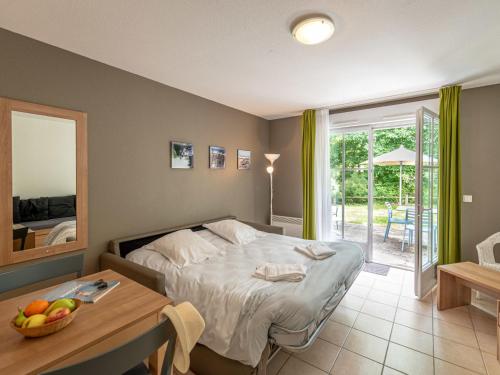 - une chambre avec un lit et une table dans l'établissement Holiday Home Cottage Privilège-1 by Interhome, à Saumur