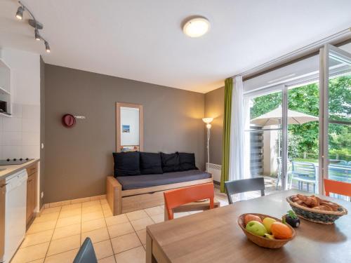 Il comprend une cuisine et un salon avec une table. dans l'établissement Holiday Home Cottage Privilège - SUM103 by Interhome, à Saumur