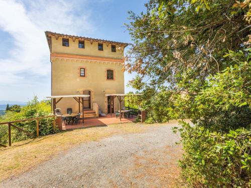 リパルベッラにあるApartment Daino-13 by Interhomeの丘の斜面にある家