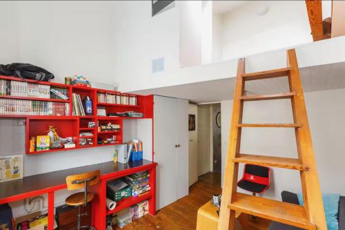 巴黎Votre suite entre Belleville et Canal的一间设有红色架子和梯子的房间