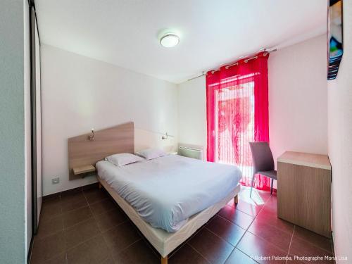 - une chambre avec un lit et une fenêtre rouge dans l'établissement Holiday Home Domaine de Bacchus-2 pièces 4 pers- by Interhome, à Saint-Christol