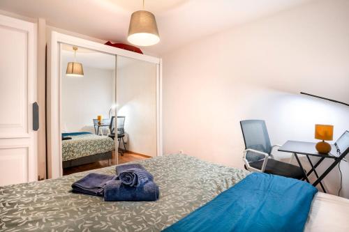 une chambre avec un lit, un bureau et un miroir dans l'établissement Mail Pablo Picasso BIS -Parking, à Nantes