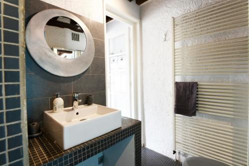 une salle de bain avec un lavabo blanc et un miroir dans l'établissement CHARME VIEUX LILLE Apartment 1 chambre 24H24H Access, à Lille