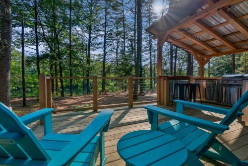 Balkoni atau teres di A Cozy A-Frame Escape with Hot Tub