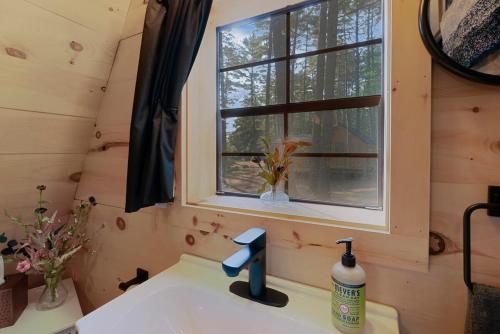 Gambar di galeri bagi A Cozy A-Frame Escape with Hot Tub di Oxford