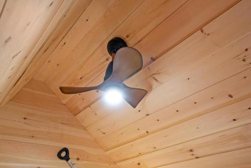 Gambar di galeri bagi A Cozy A-Frame Escape with Hot Tub di Oxford