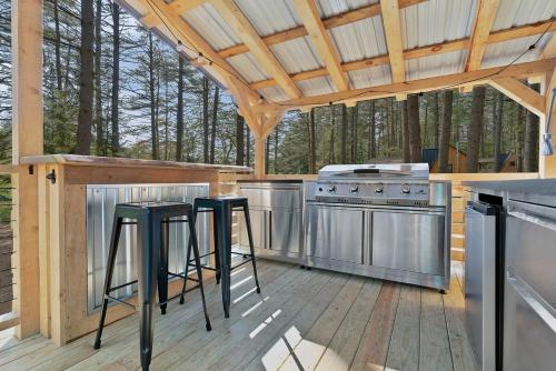 Dapur atau dapur kecil di A Cozy A-Frame Escape with Hot Tub