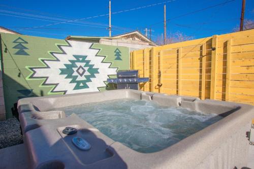 Φωτογραφία από το άλμπουμ του Sage Suite at ArnoTriplex! Hot Tub and Pet Friendly! σε Αλμπουκέρκι