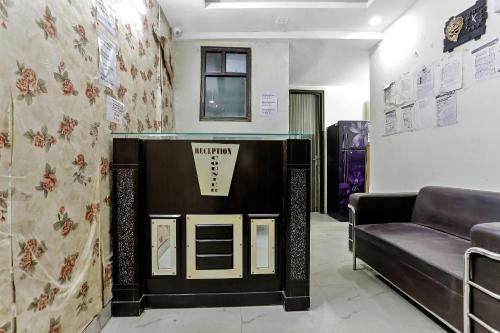 a waiting room with a couch and a wall at Live on DEL2479 in New Delhi
