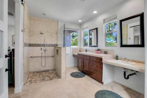 Ένα μπάνιο στο El Paseo Paradise 3BR Desert Oasis with pool & spa