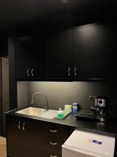 Tsakalof 17 Black Suite by Zeus Suites