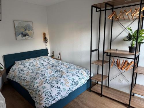 une chambre avec un lit et une étagère dans l'établissement Appart l 'Amaryllis, à Sanary-sur-Mer