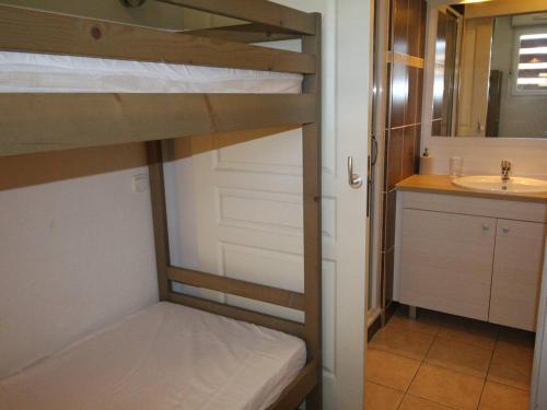 a bathroom with a bunk bed and a sink at T3 Sud avec balcon, piscine, parking, animaux ok et wifi - FR-1-313-236 in Saint-Mamet
