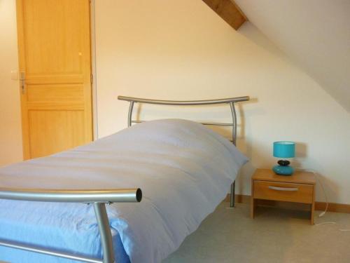 Postel nebo postele na pokoji v ubytování Gîte paisible adapté, animaux bienvenus, jardin et parking - FR-1-510-228