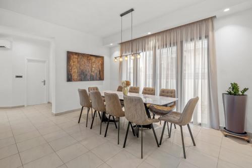 Χώρος καθιστικού στο 7 min from Center - 6BR Villa with Airport Shuttle