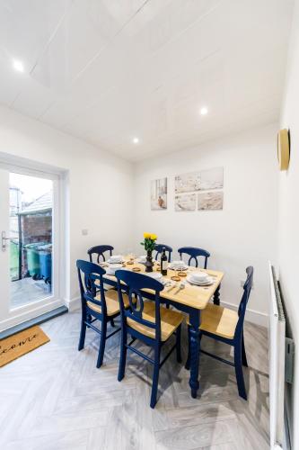 a dining room with a table and chairs at Spacious 2Bed - Great for Contractors - Driveway&Garden in Pallion