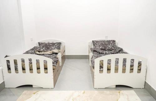 Postel nebo postele na pokoji v ubytování إستراحة اللمّة