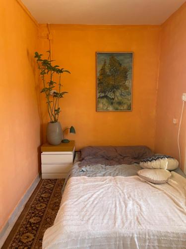 a bed in a room with a painting on the wall at על ראש הגבעה- משק 68 in Ilaniya