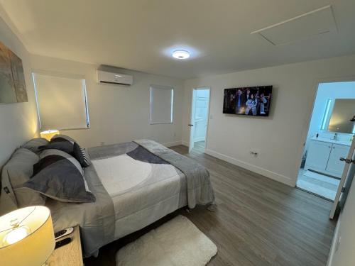 a bedroom with a bed and a tv on the wall at Modern Apartment Miami Oasis in Miami