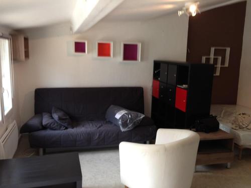 un salon avec un canapé et une table dans l'établissement Studio terrasse hyper center, à Avignon