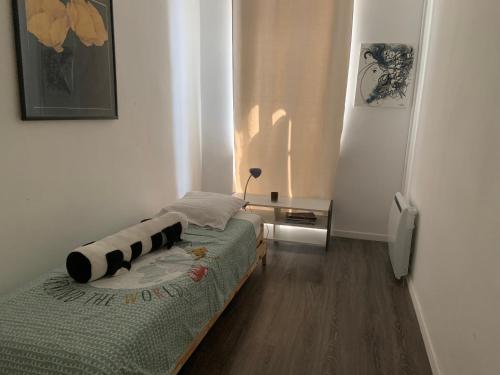 une petite chambre avec un lit dans une pièce dans l'établissement Quartier Trendy proche de Tous les sites, à Marseille