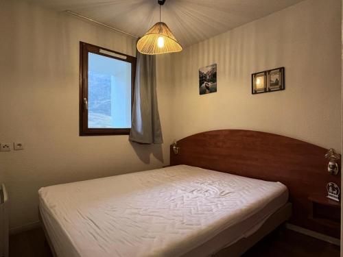 a bedroom with a bed and a window at Résidence Le Pic du Midi - maeva Home - Appartement 2 Pièces 4 personnes - Confort MAE-7631 in La Mongie