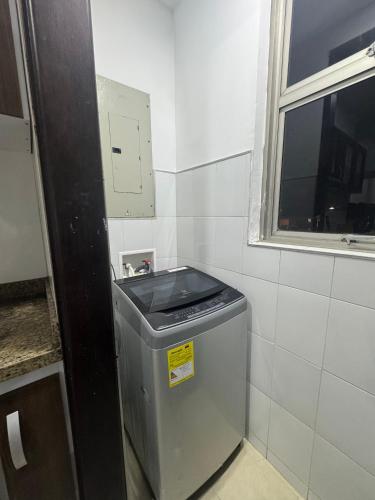 a trash can in a bathroom with a window at Excelente Apartamento en la mejor ubicación in Sincelejo