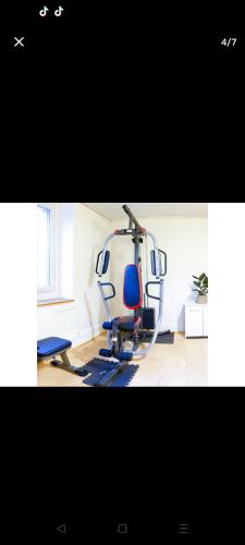 Cette chambre comprend une chaise bleue. dans l'établissement Grande Chambre avec Home Cinéma, à Morez