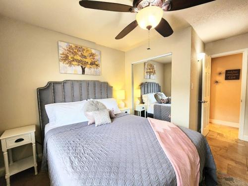Un dormitorio con una cama grande con ventilador de techo. en Clearwater Luxe!, en Hot Springs