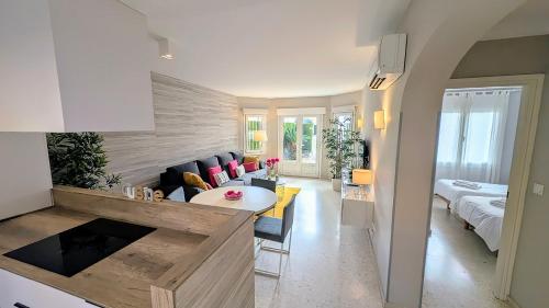 オリーバにあるFamily Beach Malibú IIのソファとテーブルのあるキッチンとリビングルーム