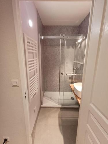 une salle de bain avec douche et lavabo dans l'établissement Village Pont Royal en Provence - maeva Home - Maison de charme climatisée 4 pièces 8 personnes - Sélection - super Home MAE-7694, à Mallemort