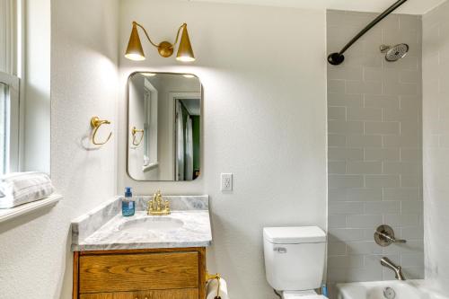 Ένα μπάνιο στο about 7 Mi to Campuses Abilene Home with Fenced Yard!