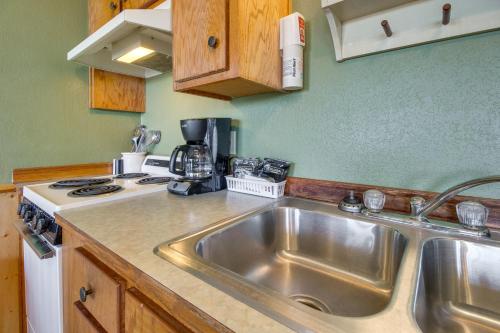 Una cocina o cocineta en Fish, Hike and Unwind Getaway in Mountain View!