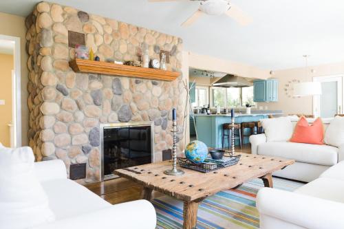 Zona de estar de The Great Escape Blocks From Your Private Beach