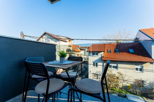 Flex SelfCheckIns 126 - Zagreb - 2 Bedrooms - Parking - Loggia
