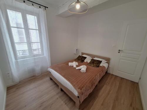 une chambre avec un lit avec deux oreillers dessus dans l'établissement Notre Dame 3 - Très belle vue sur la Loire - Lumineux - Hypercentre, à Orléans